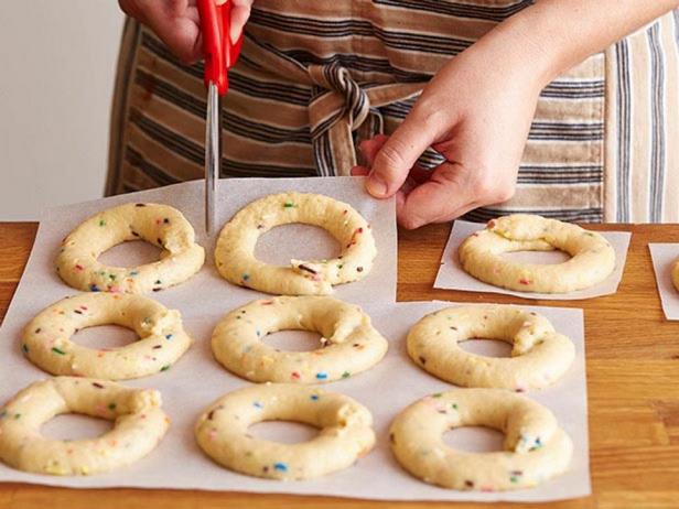 Разрежьте бумагу вокруг пончиков