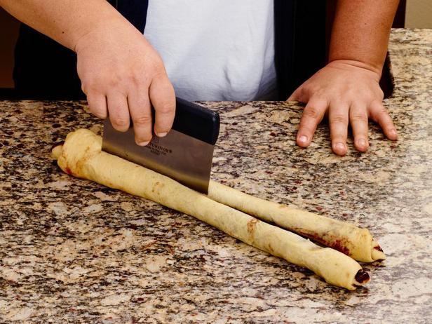 Разрежьте рулеты продольно