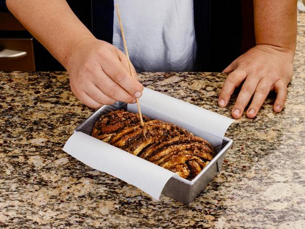 Пропитайте рулеты сиропом