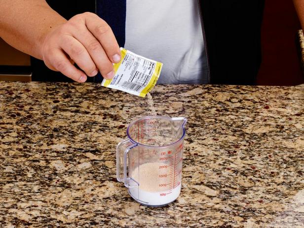 Разведите дрожжи в молоке