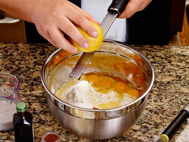 Замесите тесто