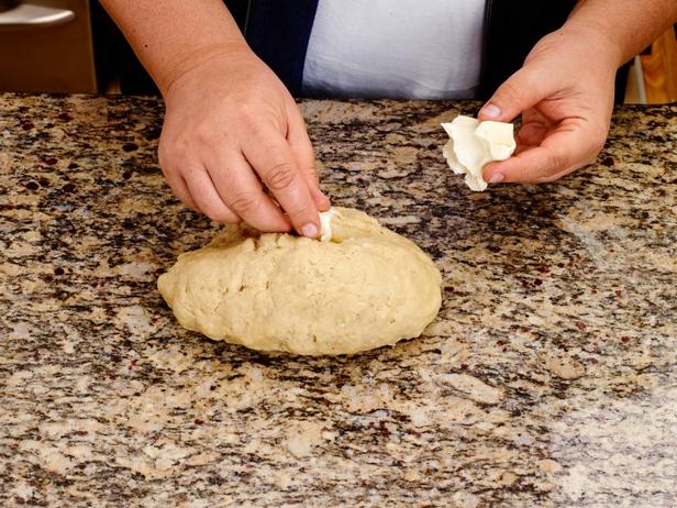 Замесите липкое тесто