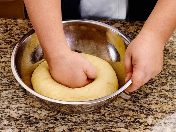 Положите дрожжевое тесто в холодильник