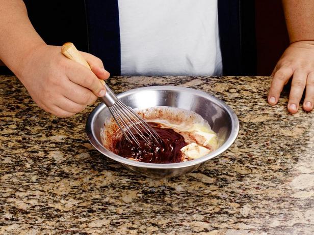 Перелейте горячую смесь в шоколад