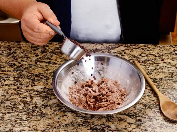 Вмешайте шоколад в начинку