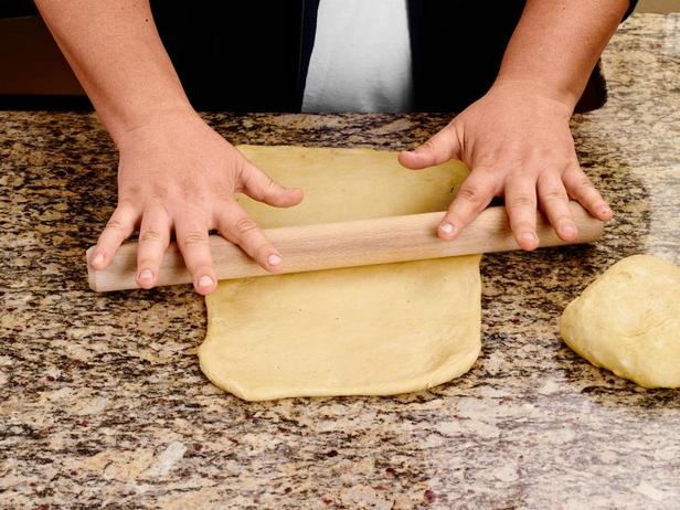 Раскатайте тесто