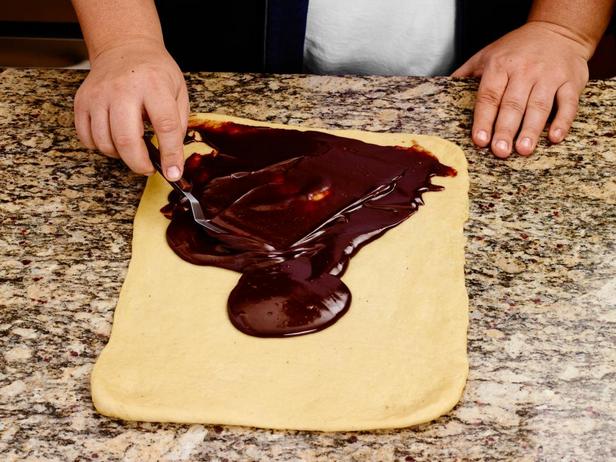 Нанесите шоколад