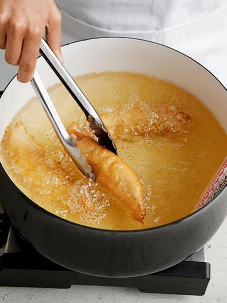 Обжарьте в масле и переверните