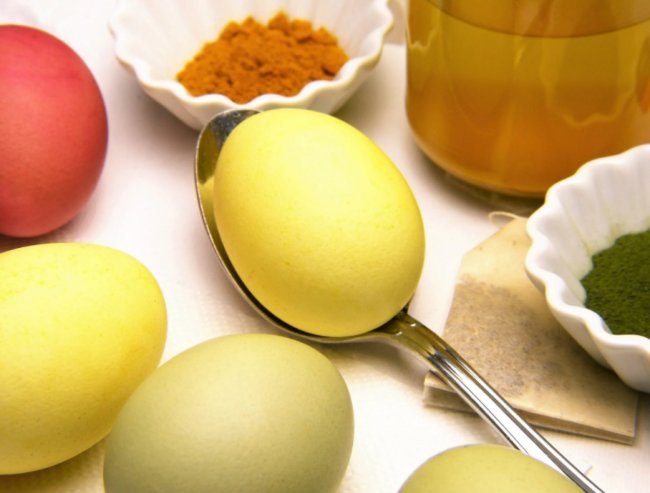 Как покрасить яйца на Пасху 2022 куркумой в домашних условиях - «Кулинарные рецепты»