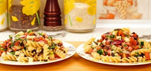 Тёплый а-ля итальянский салат с макаронами, колбасой, овощами и зеленью - «Новости Кулинарии»