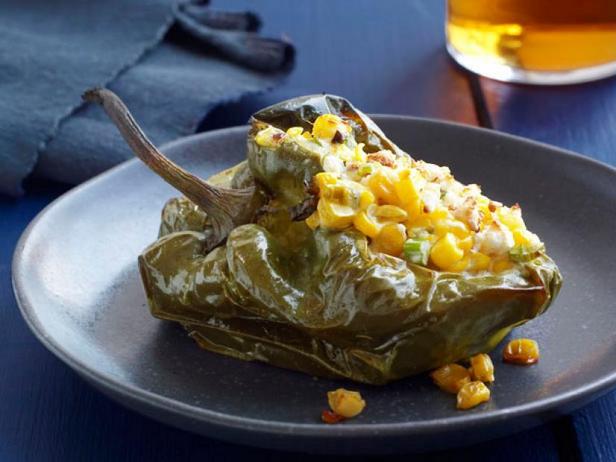 Перцы поблано, фаршированные жареной кукурузой - «Закуски»