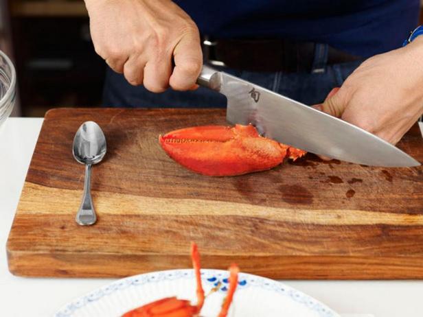 Надавите на нож или ударьте по нему, чтобы разрезать клешню