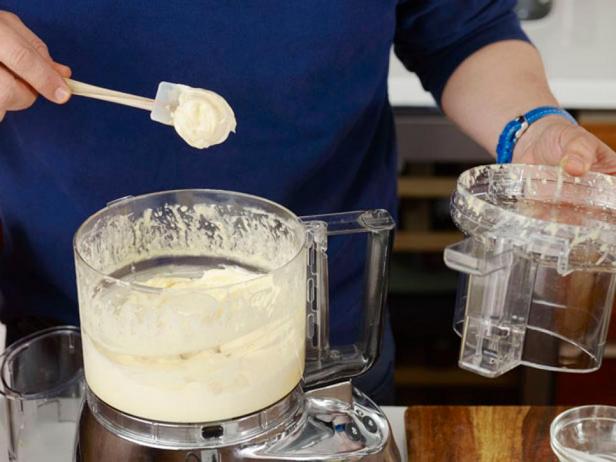 Соус айоли должен получиться кремообразным