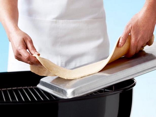 Положите тесто на смазанный противень