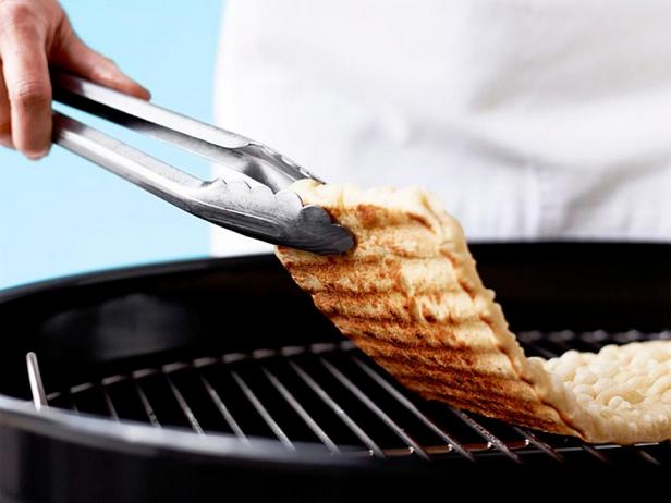 Обжарьте пиццу на гриле