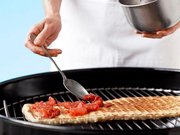 Покройте пиццу начинкой и топпингами