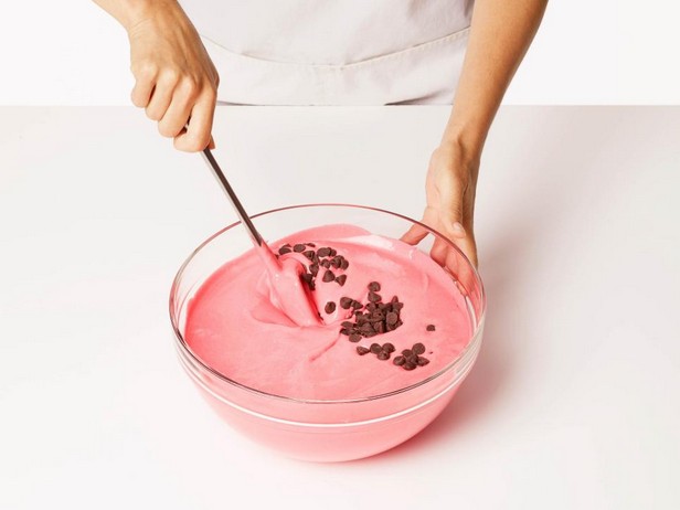 Замесите розовое тесто