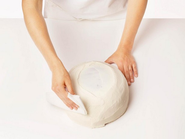 Аккуратно разгладьте глазурь