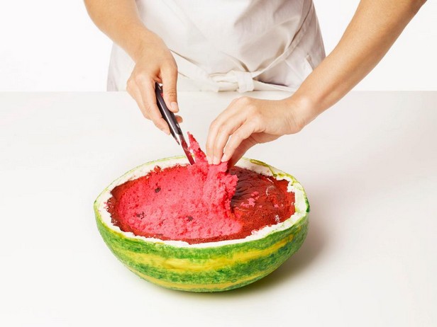 Вырежьте мякоть и заполните кремом