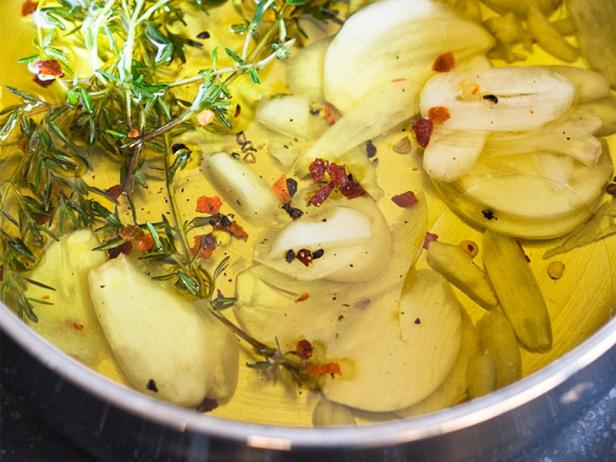 Приготовьте чесночное масло