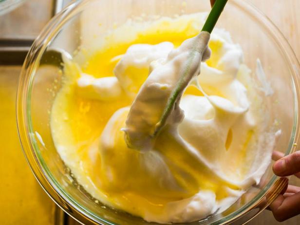 Соедините белки с желтками