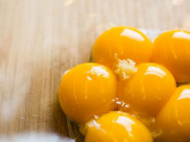 Переходите к желткам