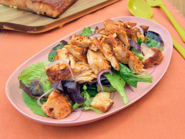 Простой салат с копчёным лососем - «Салаты»