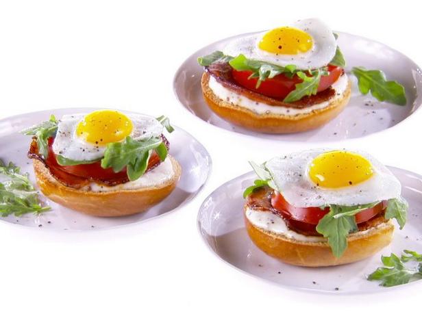 Бутерброды с жареными яйцами, помидорами, сырным соусом и беконом - «Закуски»