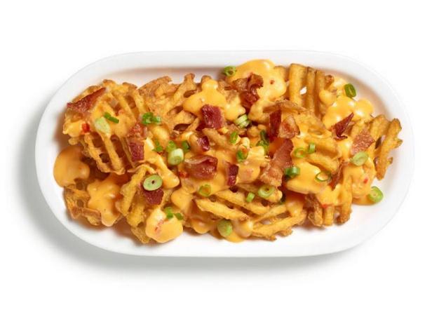 Картофель фри под сырным соусом с беконом и зелёным луком - «Фаст-фуд»