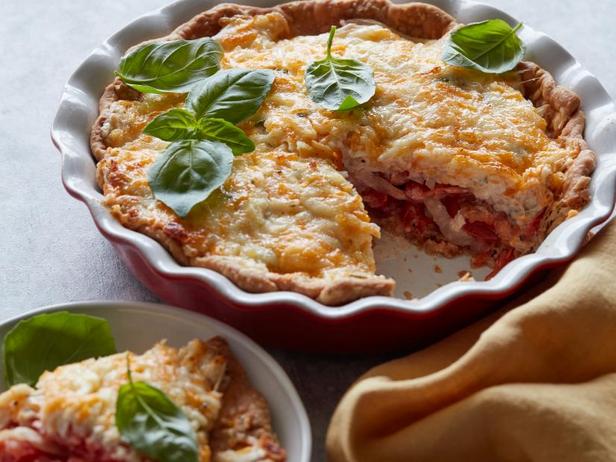 Пирог с моцареллой, луком и помидорами - «Закуски»
