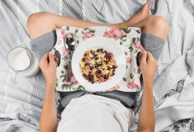 Яйца, овсянка или йогурт: что полезнее есть на завтрак? - «Кулинарные рецепты»