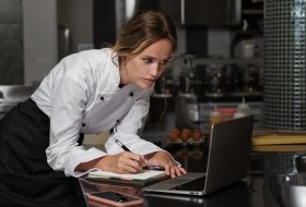 В дубайском ресторане работает ИИ-повар, который подает "тартар из динозавров" - «Кулинарные рецепты»