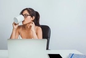 Что пить во время работы: напитки, которые помогут сохранить концентрацию без сахара и кофеина - «Кулинарные рецепты»