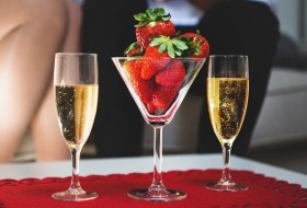 Когда закуска портит праздник: что нельзя подавать к игристому вину - «Кулинарные рецепты»